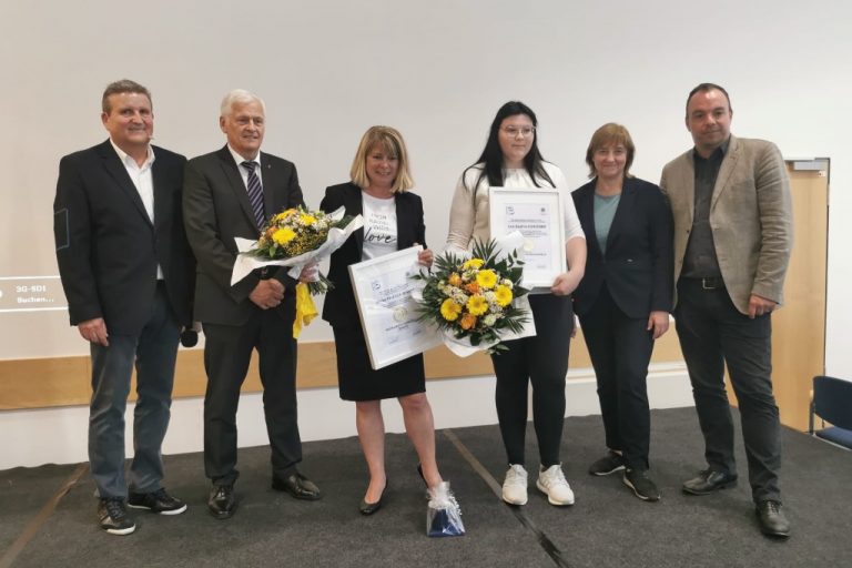 „Kasseler Polizeimedaille“ für Lea-Sophie Schlömer (Volkmarsen) und „Kasseler Polizeimedaille Spezial“ für die Journalistin Ulrike Pflüger-Scherb
