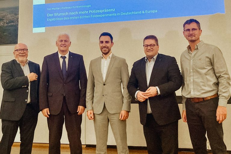 Ehrenpräsident Wilfried Henning, Polizeipräsident Konrad Stelzenbach, Kriminologe Tim Pfeiffer, Beisitzer Marco Bärtl, Geschäftsführer Dirk Bartoldus (v.l.n.r.)