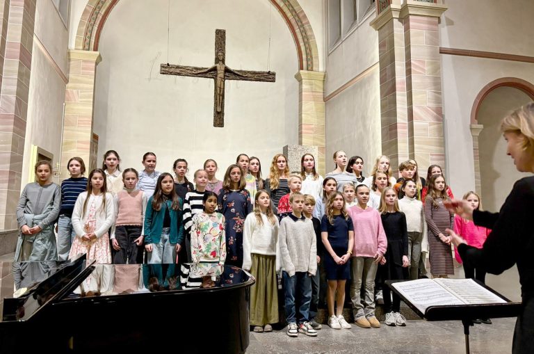 Vorweihnachtliches Adventskonzert BuP - Unterstufenchor des Wilhelmsgymnasiums Kassel, geleitet von Julia Huss mit dem Pianisten Hellmuth Vivell