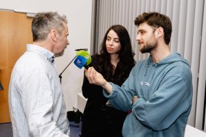 26. Kasseler Polizeimedaille;  Medienvertretungen vom Hessischen Rundfunk und Hit Radio FFH bei einem Interview eines Presiträgers