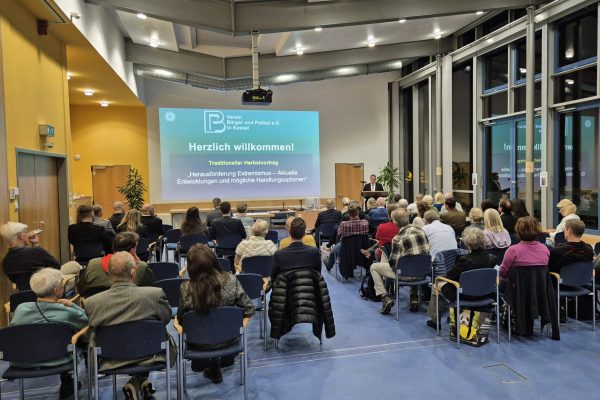 Traditioneller Herbstvortrag des Vereins Bürger und Polizei e.V.: Kriminologin und Politikwissenschaftler informierten zum Thema „Herausforderung Extremismus“