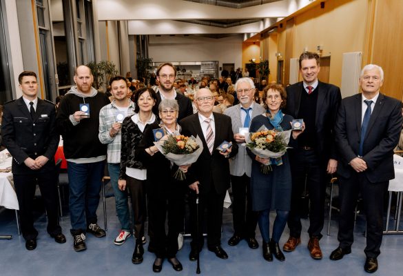 Verleihung der 25. Kasseler Polizeimedaille Zum 25. Mal haben das Polizeipräsidium Nordhessen und der Verein Bürger und Polizei in Kassel am Dienstagabend öffentlich Menschen ausgezeichnet, die im vergangenen Jahr die Arbeit der Kasseler und der nordhessischen Polizei in vorbildlicher Weise unterstützt und durch ihre couragierten Taten dazu beigetragen haben, Straftaten zu verhindern, sie aufzuklären oder Tatverdächtige dingfest zu machen. Neun Bürgerinnen und Bürger aus Kassel, Grebenstein und Bad Sooden- Allendorf wurden vom Präsidium des Vereins für die Auszeichnung mit der "Kasseler Polizeimedaille" ausgewählt. Zwei von ihnen waren leider an diesem Tag verhindert, weshalb ihre Ehrungen nachgeholt werden. Sieben Preisträger konnten am Abend im Polizeipräsidium in Kassel vor 150 Gästen die Ehrung aus den Händen von Polizeipräsident Konrad Stelzenbach, der auch Präsident des Vereins Bürger und Polizei ist, vom Kasseler Oberbürgermeister Dr. Sven Schoeller und der Stadtverordnetenvorsteherin der Stadt Kassel, Martina van den Hövel-Hanemann, entgegennehmen. Präsident Stelzenbach und der Oberbürgermeister brachten in ihren Ansprachen die persönliche Anerkennung für die Medaillenträger zum Ausdruck. "Das gezeigte Verhalten der Bürgerinnen und Bürger, die wir auszeichnen, verdient unseren Respekt und unsere Anerkennung, denn diese Menschen sind ein Vorbild für uns alle", betonte Stelzenbach und machte in seiner Rede deutlich, dass Zivilcourage nicht selbstverständlich, aber unverzichtbar ist. "In einer Zeit, in der oft von Egoismus und Gleichgültigkeit die Rede ist, sind sie ein leuchtendes Beispiel für Zivilcourage", würdigte anschließend Oberbürgermeister Schoeller.