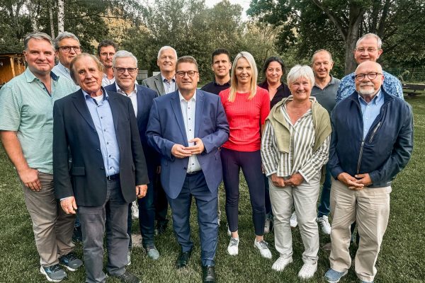 Foto zur 37. Mitgliederversammlung des Vereins Bürger und Polizei e.V. in Kassel: v.l. Stefan Rüppel (Beisitzer), Wolfgang Jungnitsch (2. Vizepräsident), Werner Siebeneicher (3. Vizepräsident), Dirk Bartoldus (neuer Beisitzer), Gerald Hoffmann (1. Vizepräsident), Konrad Stelzenbach (neuer Ehrenpräsident), Marco Bärtl (neuer Vereins- und Polizeipräsident), Matthias Mänz (neuer Geschäftsführer), Ulrike Schaake (Pressereferentin), Sabine Knöll, Renate Bauer, Harald Goldmann (alle drei Beisitzer), Klaus Arend (Schriftführer) und Wilfried Henning (Ehrenpräsident).